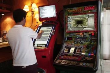 jugador jugando a tragaperras